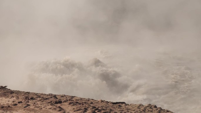 泥火山温泉和间歇泉在超级火山黄石国家公园怀俄明州