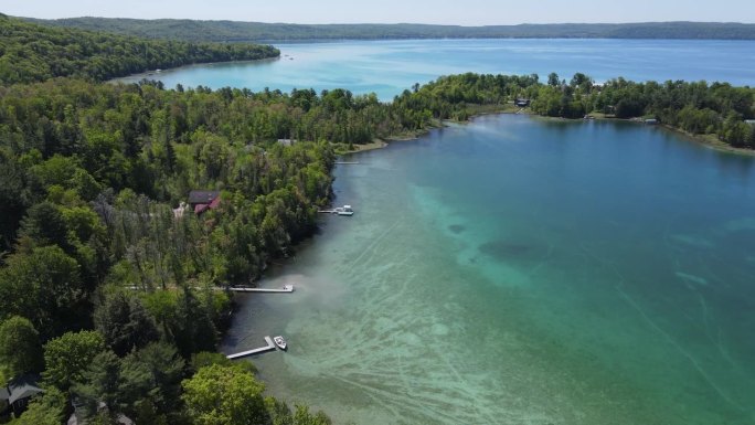 密歇根州的湖泊与私人庄园融合在一起，这是无人机拍摄的照片