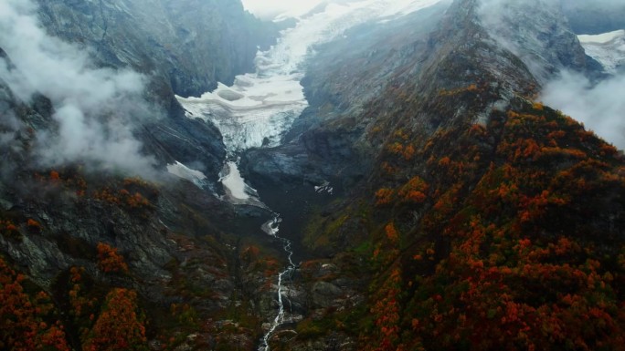 高山冰川融化，鸟瞰图，生态地质概念，美丽景观