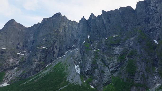 鸟瞰图的戏剧性和崎岖的巨魔墙高耸的山脉，劳马，挪威