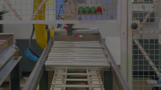 在工厂用自动机器人制造金属零件。