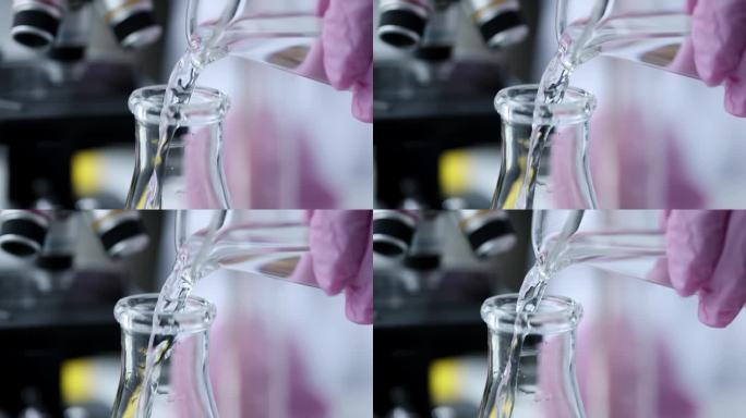 科学家将清澈的液体倒入烧瓶中慢动作4k电影