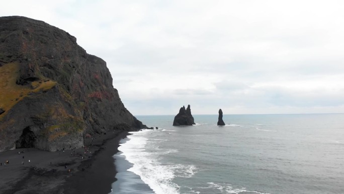 雷尼斯德朗格玄武岩海柱和火山黑沙滩。