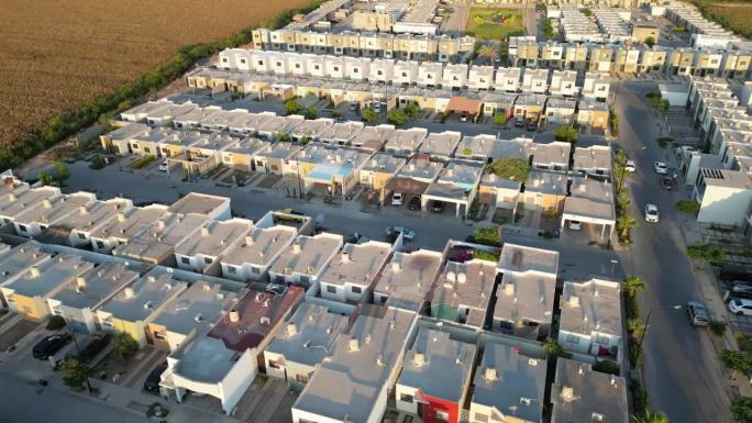 商业住宅开发中的人类住区航拍图，可以看到相同模型的房屋、街道和汽车