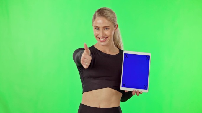 女性，平板电脑和大拇指在绿色屏幕上的肖像，健身房会员注册网站。快乐的运动员与移动设备的运动应用程序，