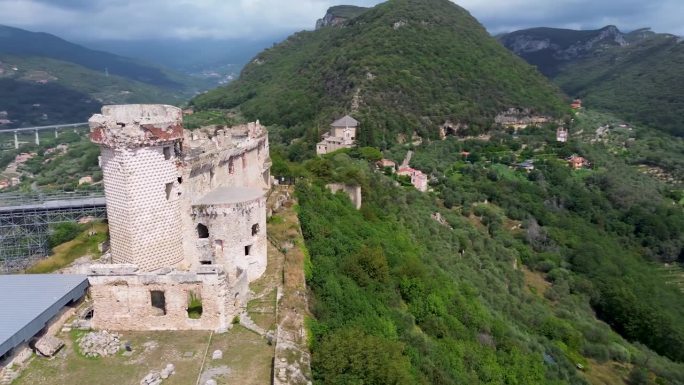 在final Ligure村，有古城堡的历史遗迹。