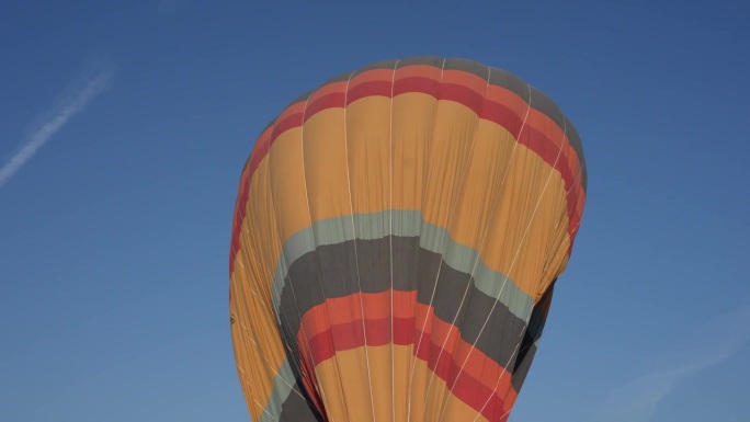 准备带闪光灯的热气球起飞视频，卡帕多西亚(Kapadokya) Goreme Nevsehir，土耳