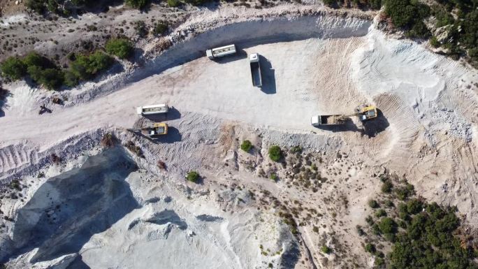 矿井里的挖土机正在把沙子装上卡车