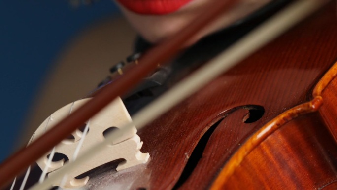 特写显示了小提琴家的专注和对乐器的掌握