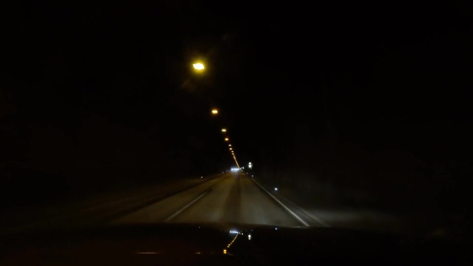 汽车驶入一条长长的隧道。间隔拍摄。