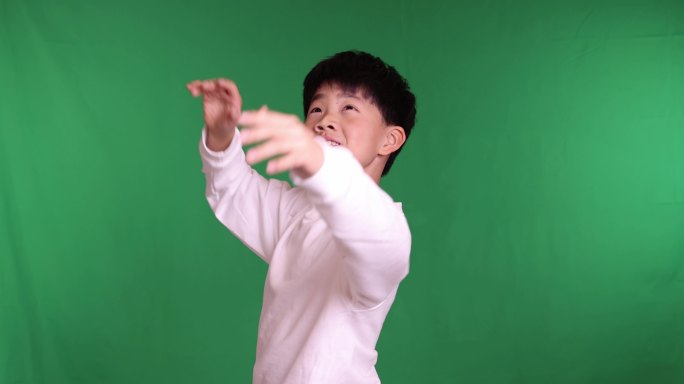 帅气的中国小男孩接住毛绒玩具唯美慢镜头