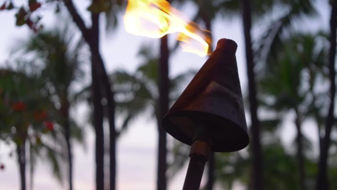 夏威夷火奴鲁鲁威基基的提基火炬之夜，4k慢动作，60fps