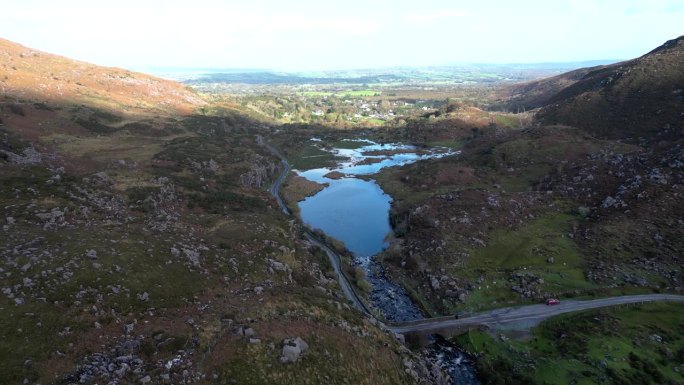 宽透视图航拍的Dunloe Gap, Bearna或Choimín，山口在凯里郡，爱尔兰，分隔Mac