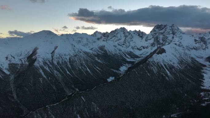 航拍壮阔的雪山