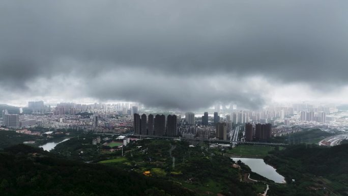航拍暴风雨来临前的厦门海沧新城区