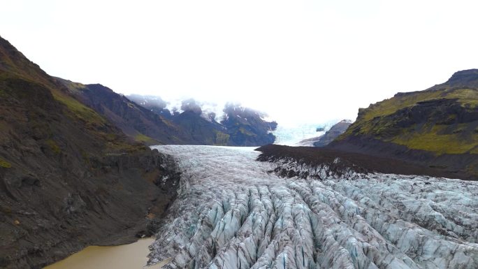 斯卡夫塔费尔冰川因气候变化开始融化的航拍照片