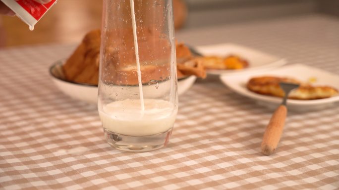 4K早餐倒牛奶实拍视频