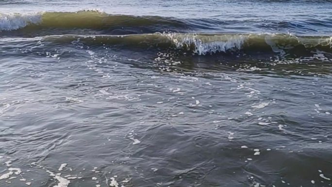 朝阳夕阳下的海滩浪花沙滩海滩晚霞潮汐海水