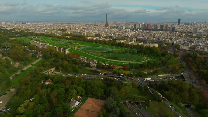 建立现代和古代巴黎的镜头。吸引着来自世界各地的游客。无人机拍摄的法国房屋和地标的屋顶。无人机拍摄的巴