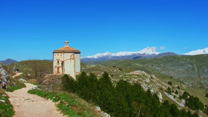 圣玛利亚教堂在罗卡卡拉西奥-阿布鲁佐格兰萨索国家公园步道-南意大利地标