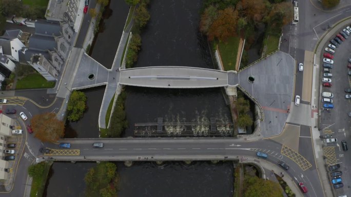 鲑鱼堰桥和鲑鱼堰步行和自行车桥。空中俯瞰。