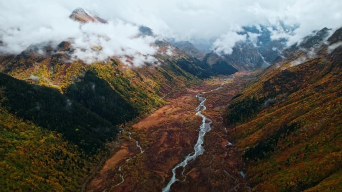 秋日高山涧涧宽河床鸟瞰图