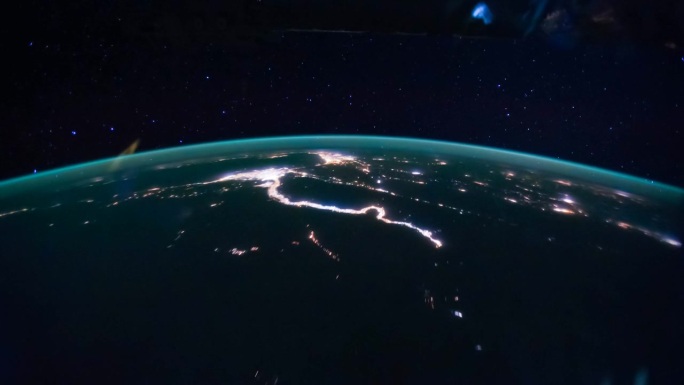 从国际空间站看到的地球与南极光的时间流逝