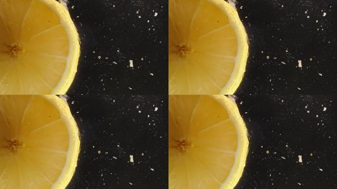 玻璃盘子上的柠檬片，从下面看，周围滴着汁液和溶解的蜂蜜。微距镜头。