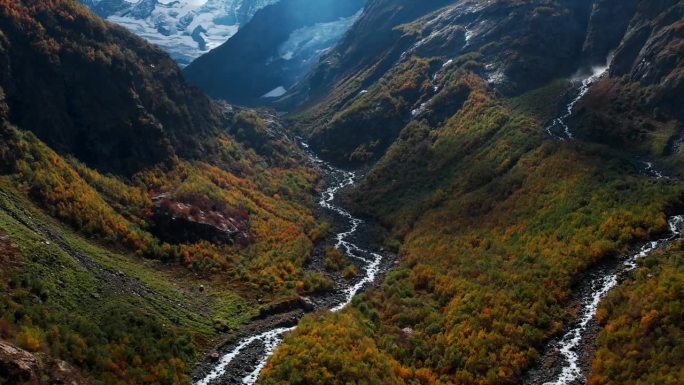 风景如画的航拍，在秋天的山上融化的冰川，在山谷中流动的河流