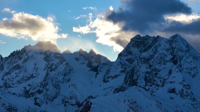 航拍壮阔的雪山