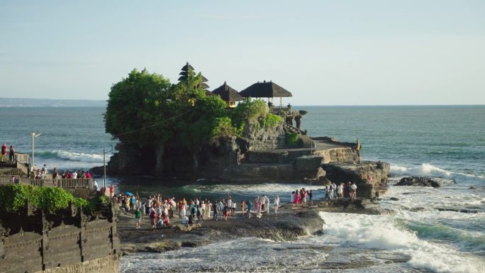 游客参观印尼巴厘岛的Tanah Lot寺庙