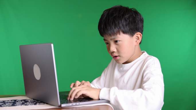 可爱的中国小男孩使用笔记本电脑8K实拍