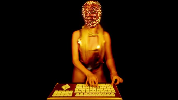 电脑上戴着金色尖尖面具的女性