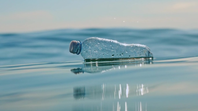 海滩上漂浮的塑料瓶，提高了人们对海洋污染的认识