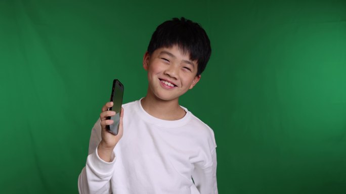 帅气的中国小男孩使用智能手机打电话慢镜