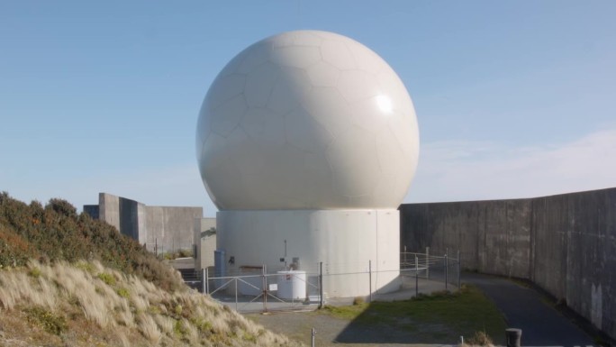 一个被混凝土墙包围的雷达穹顶。新西兰惠灵顿的霍金斯山