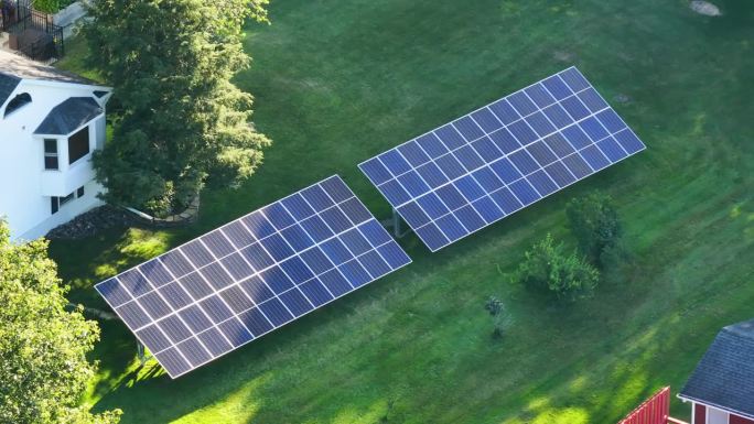 郊区农村后院地面安装太阳能光伏板生产清洁生态电能的住宅。自主住宅的概念