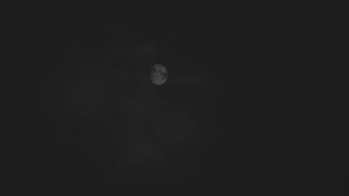 半月形的月亮逐渐被薄云覆盖