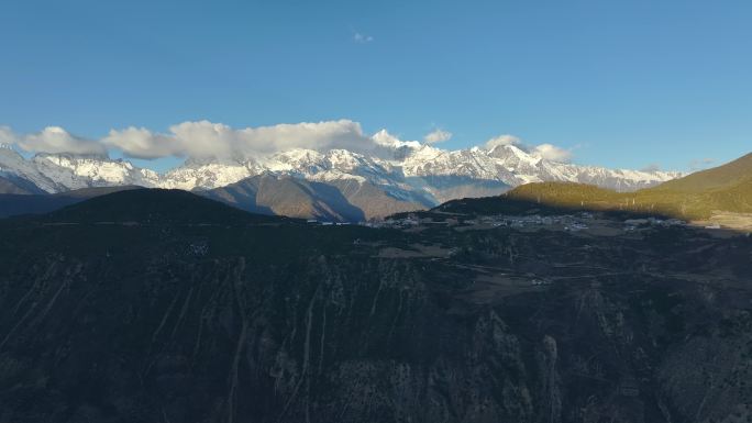 航拍梅里雪山飞来寺