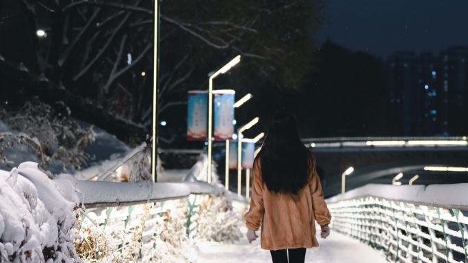 4K唯美女孩雪中行走哈尔滨东北大雪纷飞