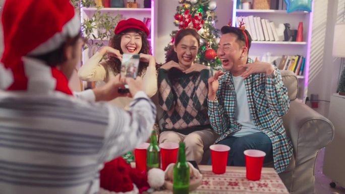 节日问候派对庆祝组亚洲朋友自拍搞笑视频一起跳舞病毒视频在他们的社交媒体频道播放有趣的笑声欢快的欢乐活