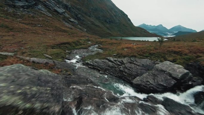 挪威山间河流流向湖泊，航拍FPV图