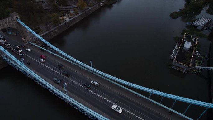 格伦瓦尔德桥，波兰语中最Grunwaldzki。波兰弗罗茨瓦夫。桥上车辆拥挤