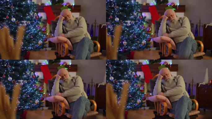 一位大胡子老人在装饰圣诞树旁的摇椅上睡着了。
