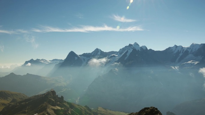 冰川流与布雷索恩和维特勒克峰在海涅斯Lauterbrunnental山谷。阿尔卑斯山脉位于瑞士和意大
