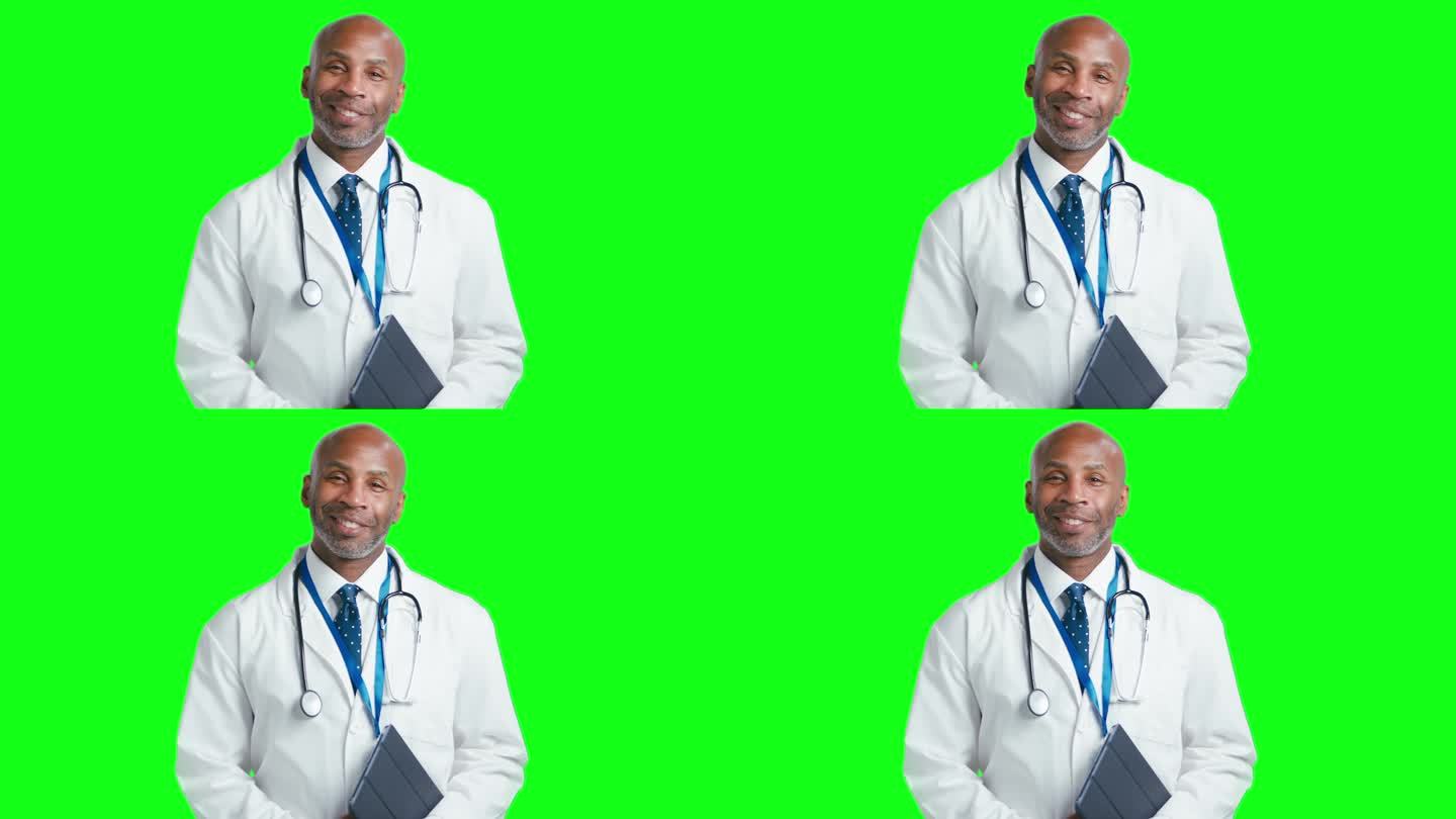 工作室里成熟医生的肖像，穿着白大褂，手持数码平板电脑对着绿屏