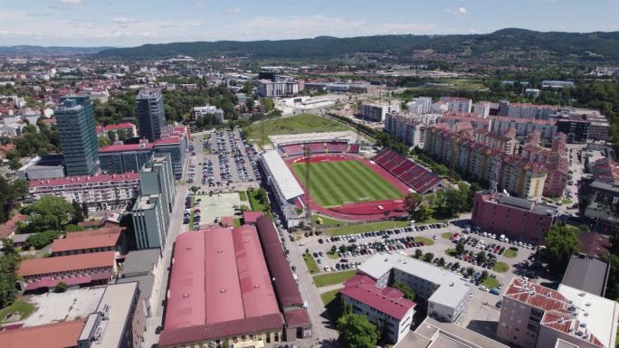 巴尼亚卢卡体育场和波黑城市鸟瞰图