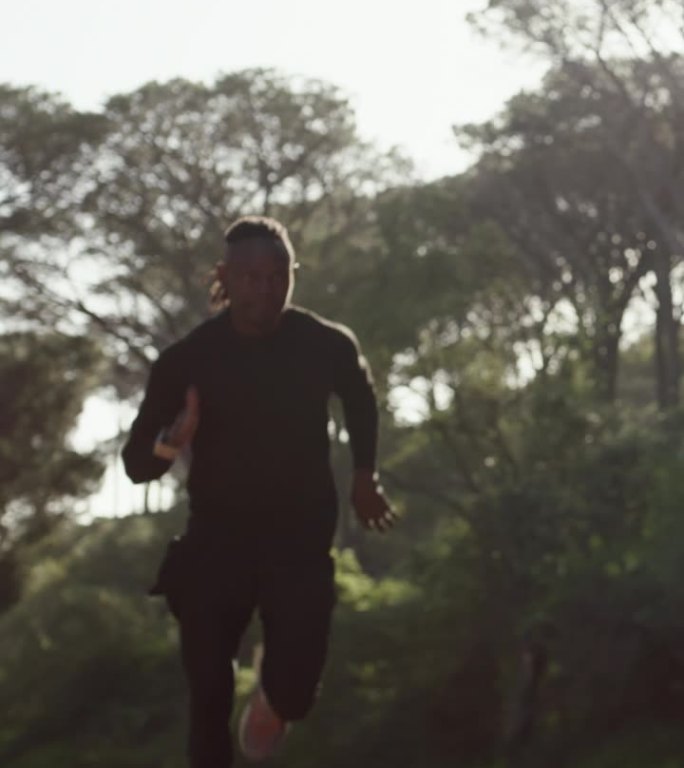 运动，跑步和黑人在森林里健身参加马拉松，和树木一起健身。训练，运动员或跑步者在大自然户外晨练，表现和