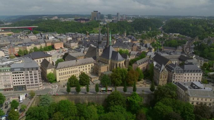 建立卢森堡市的拍摄。旅游、旅行或城市背景。一架无人机飞过卢森堡首都。市中心的所有景点。欧洲首都的夏令