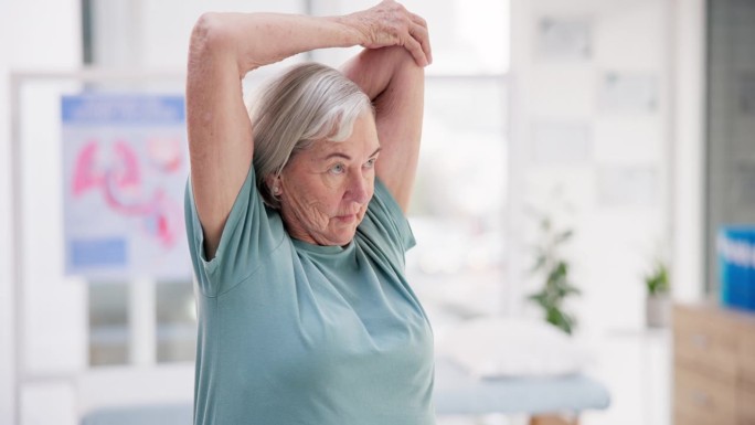 老年妇女，伸展和物理治疗与老年人护理，健康和身体保健在脊椎指压诊所。理疗，保健和康复健身和帮助关节炎